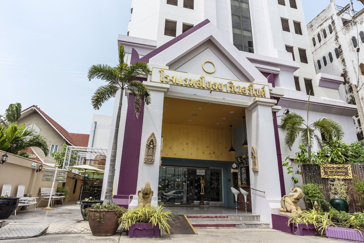Ayothaya Riverside Hotel, Ayutthaya: Eingang und Fassade des Hotels