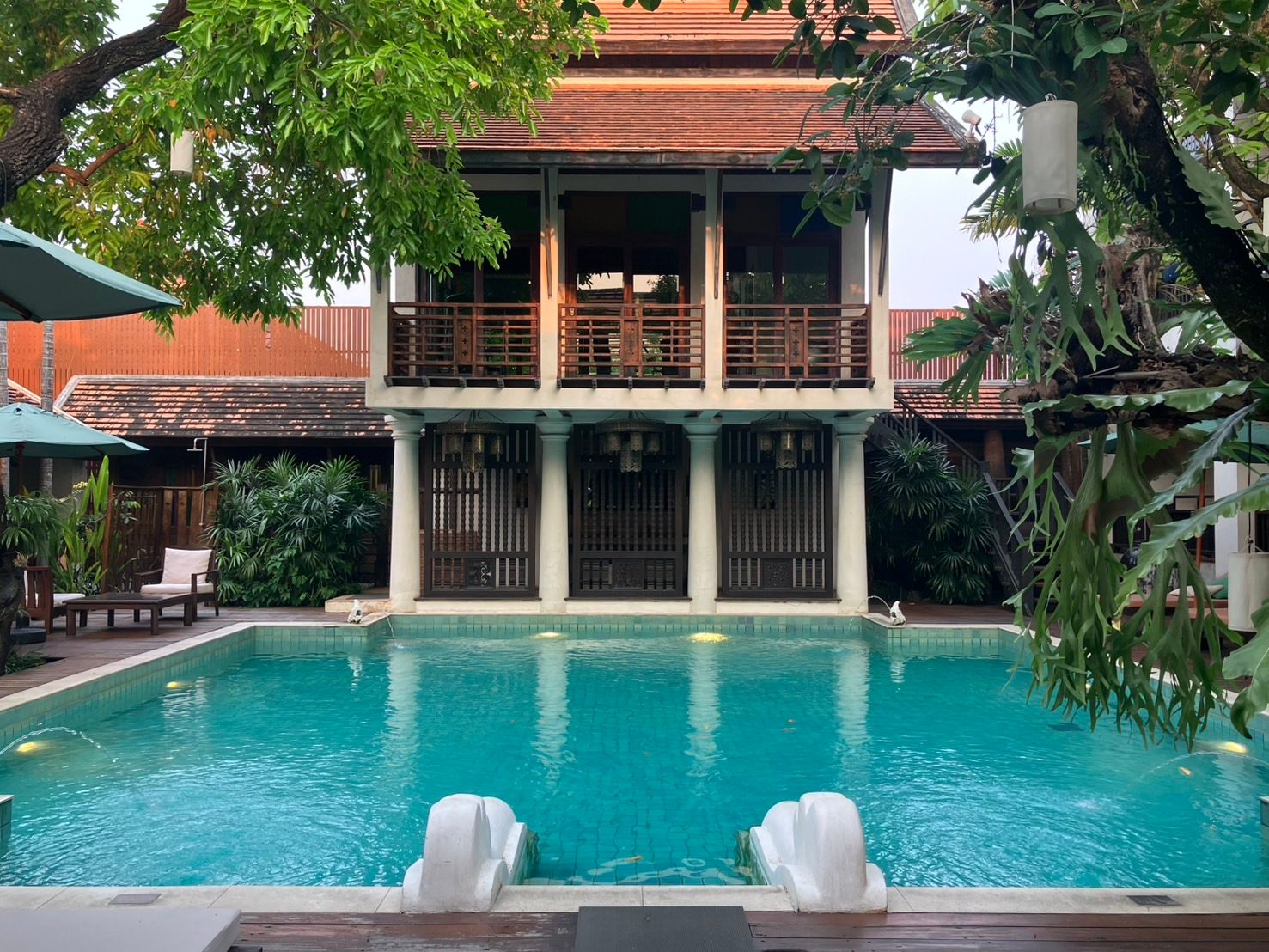 La piscine et le bâtiment de style lanna — The Rim Resort Chiang Mai