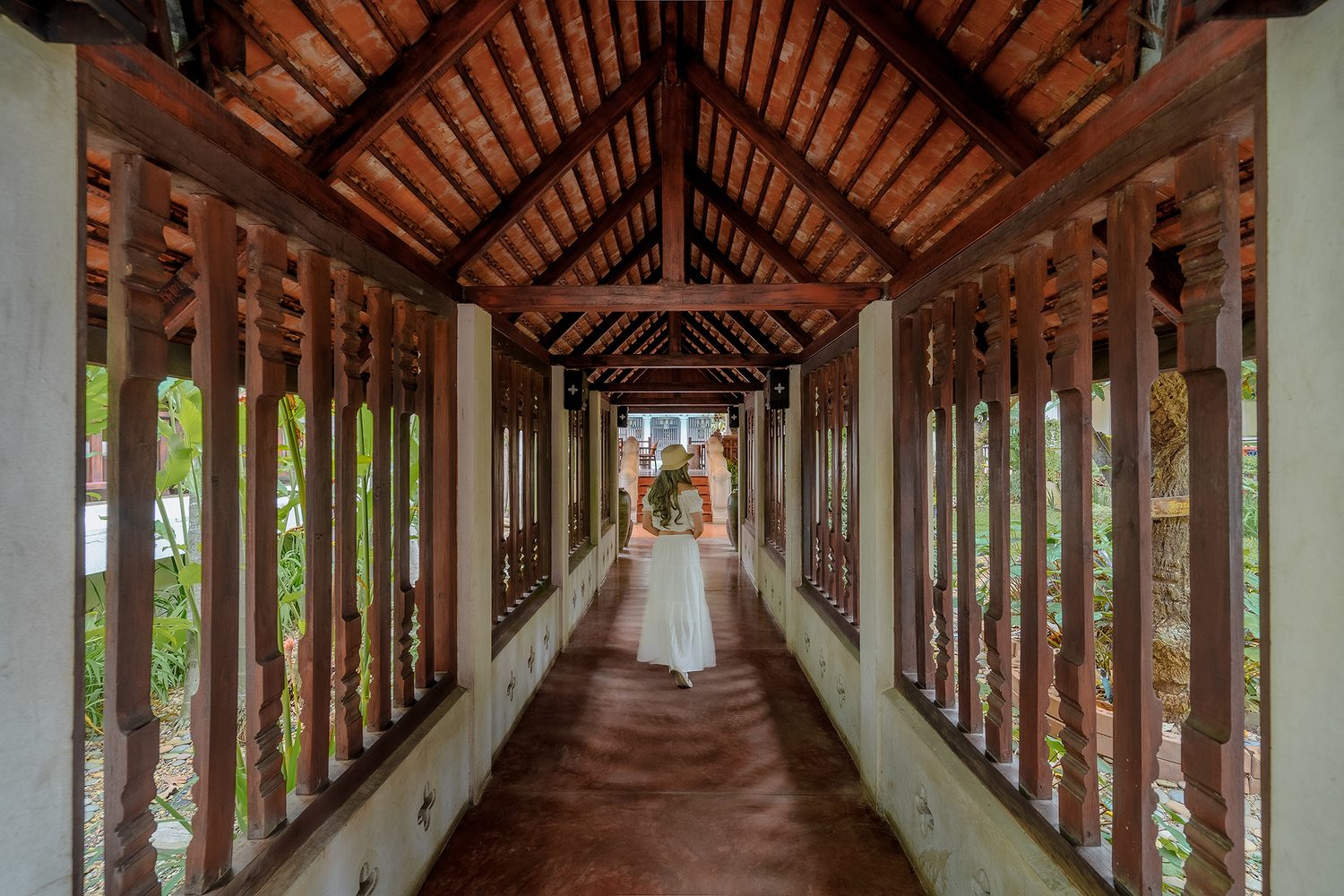 Galerie couverte en bois — The Rim Resort Chiang Mai