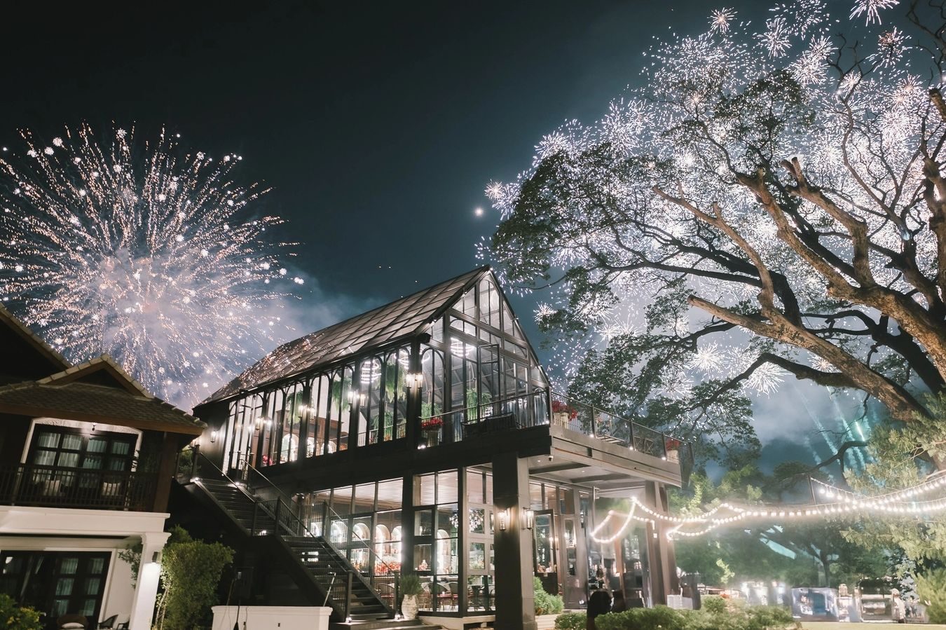 Le restaurant sous verrière au bord de la rivière — Na Nirand Romantic Boutique Resort