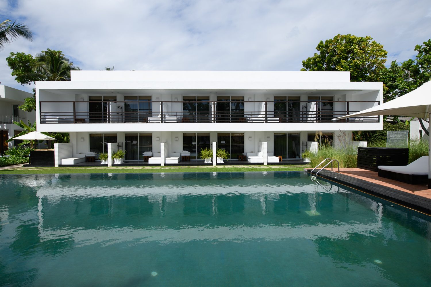 Pool and white buildings — Putahracsa Hua Hin