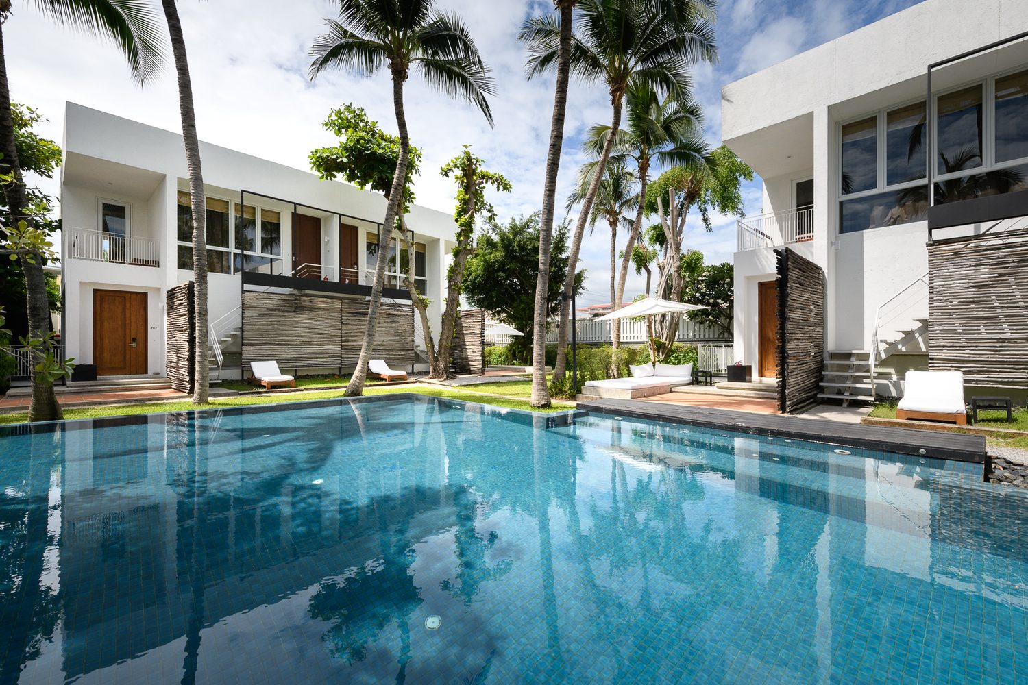 Poolside villas among palms — Putahracsa Hua Hin