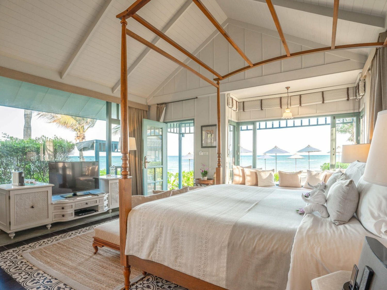 Bedroom with a sea view — Devasom Hua Hin Resort