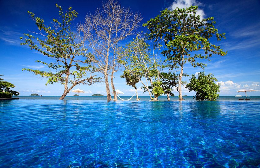 Infinity-Pool zwischen Bäumen — The Chill Resort & Spa, Koh Chang
