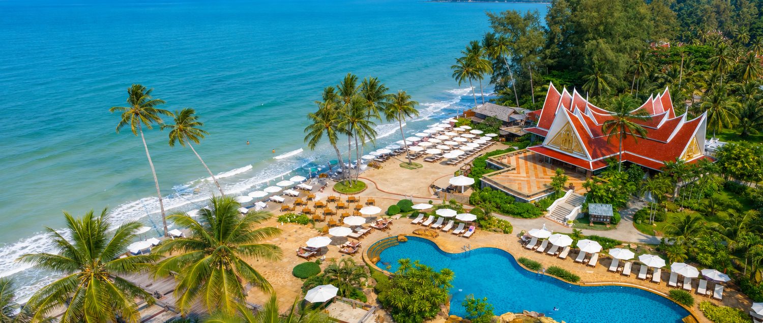 Strand und Resort von oben — Santhiya Tree Koh Chang Resort & Spa