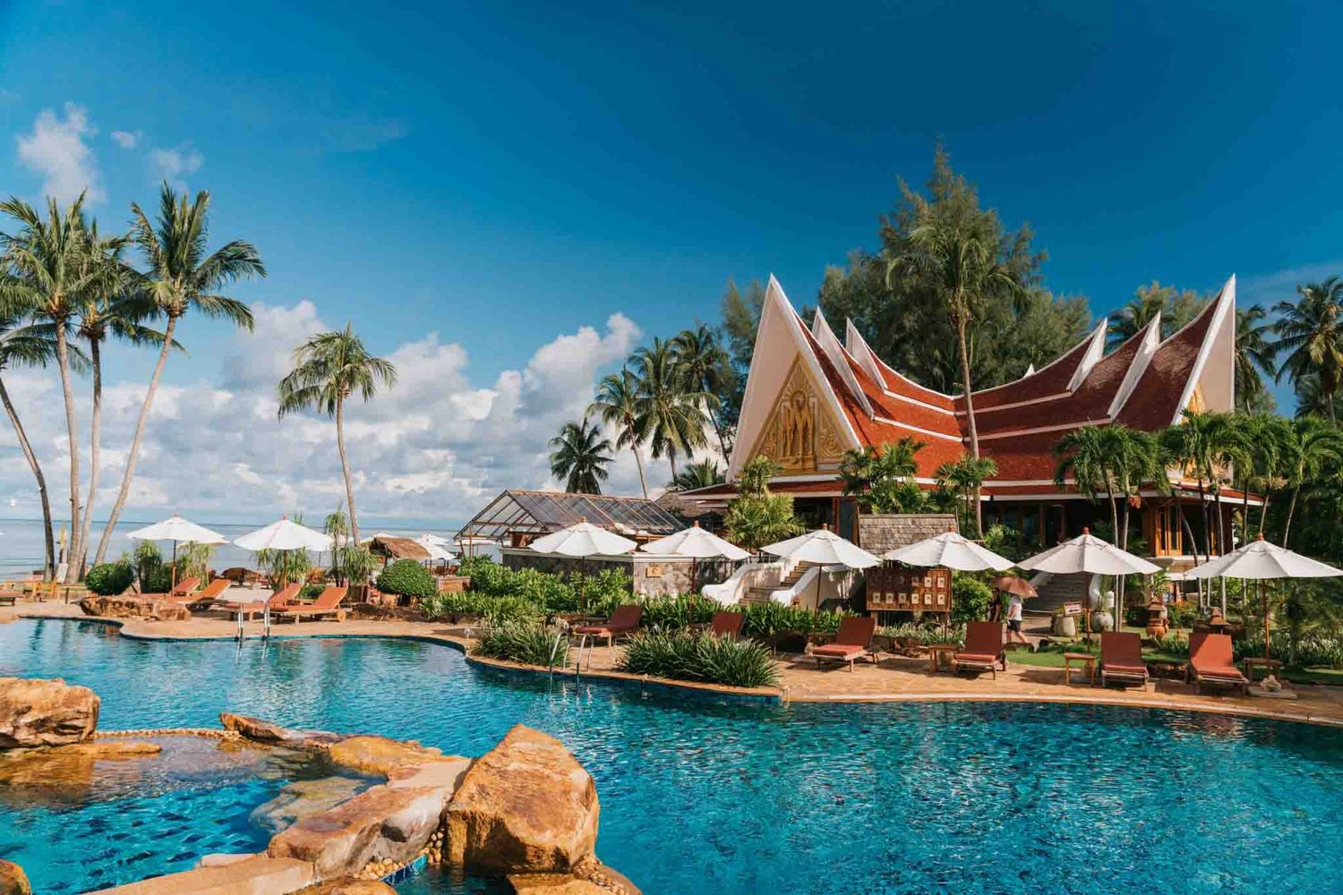 Pool und Pavillon im Tempelstil — Santhiya Tree Koh Chang Resort & Spa