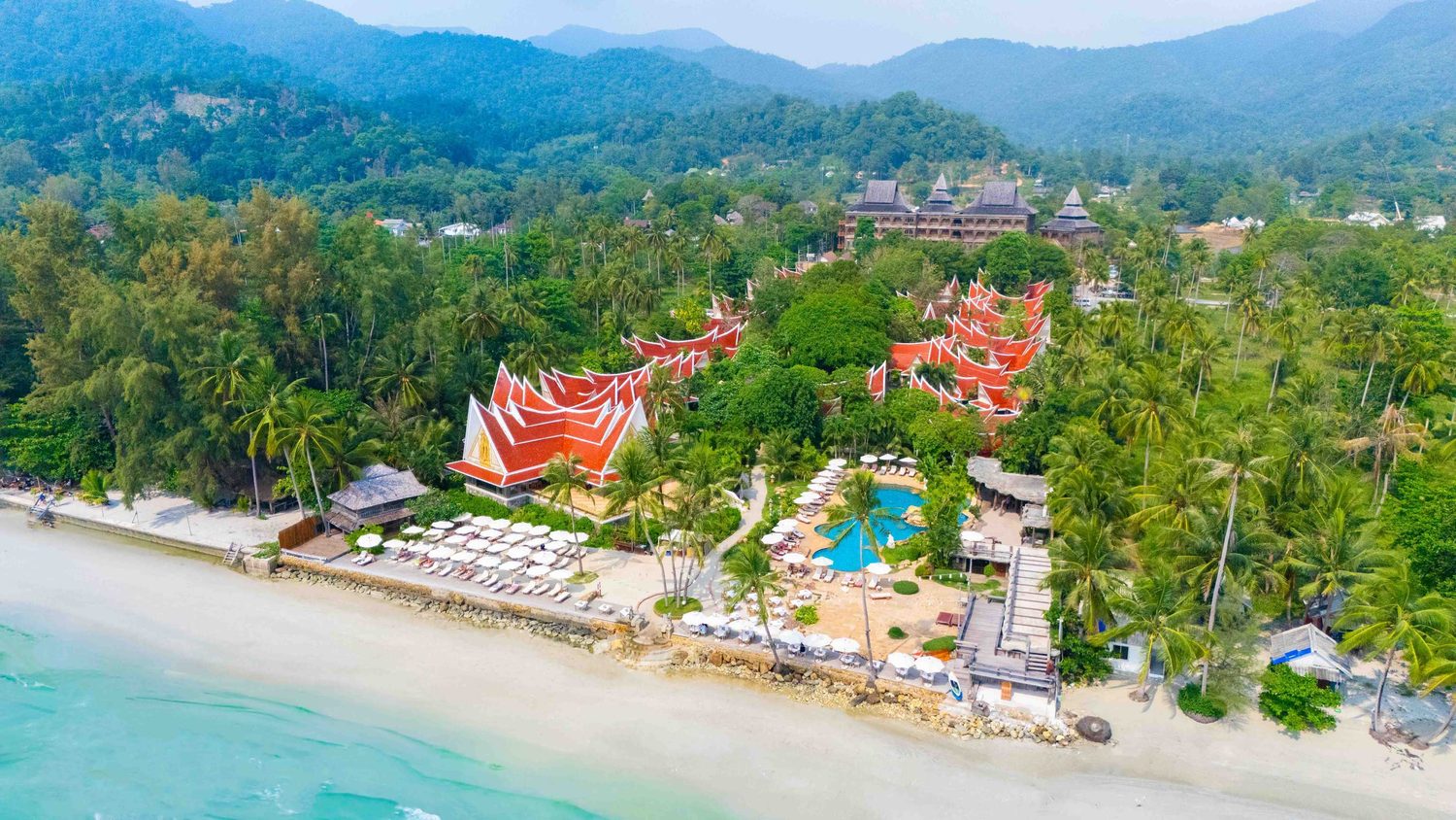 Das Resort und sein Strand von oben — Santhiya Tree Koh Chang Resort & Spa