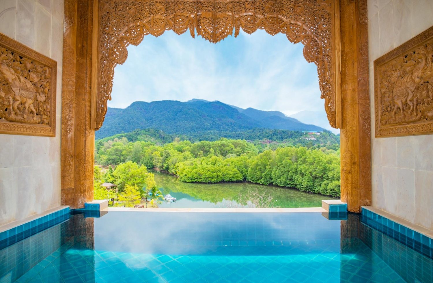 Villenpool mit Bergblick — Santhiya Tree Koh Chang Resort & Spa