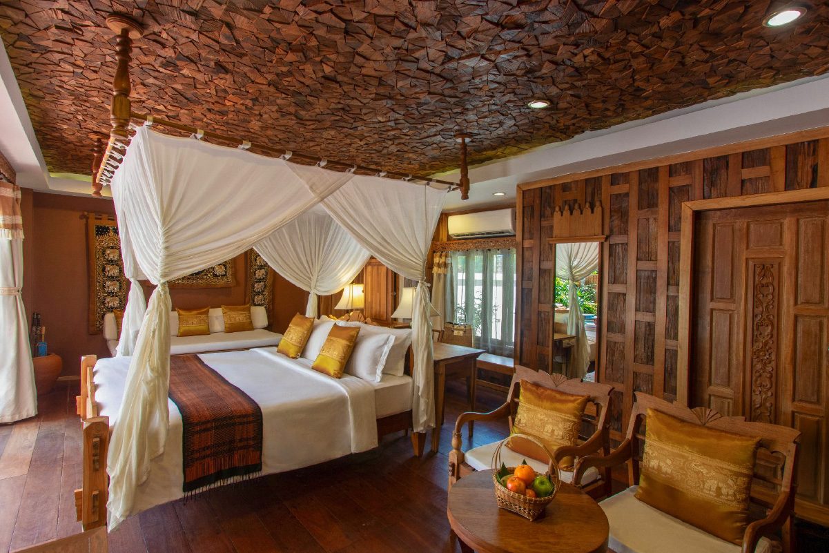 Schlafzimmer aus geschnitztem Teak — Santhiya Tree Koh Chang Resort & Spa