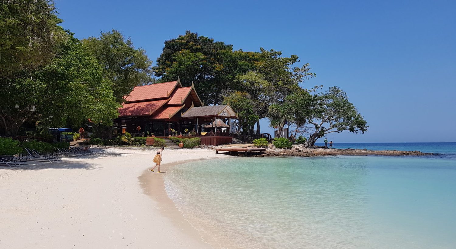 Plage et pavillon thaï à Laem Tong — Phi Phi Natural Resort