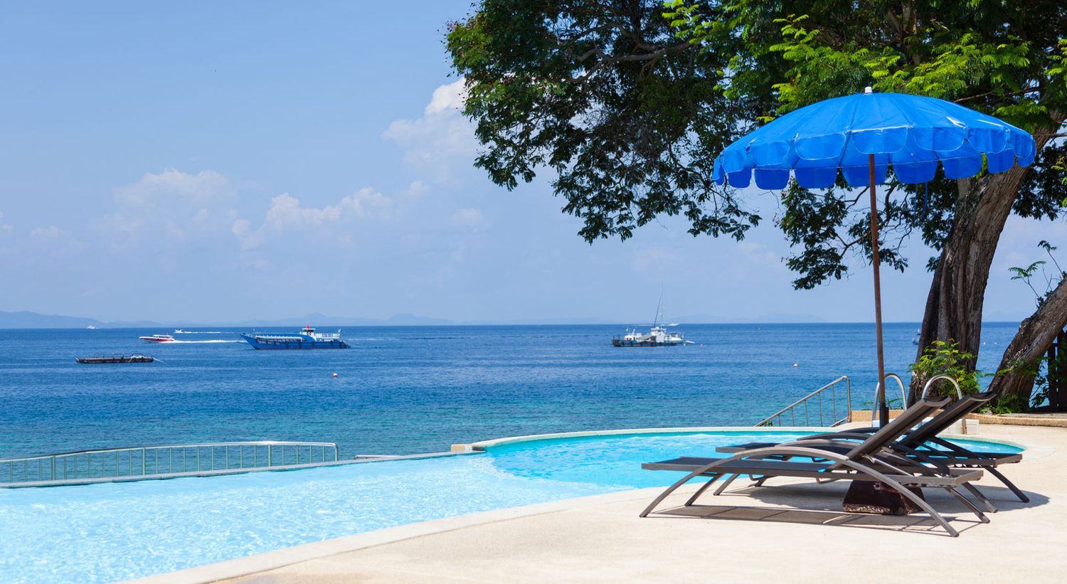 Piscine au bord de la mer — Phi Phi Natural Resort