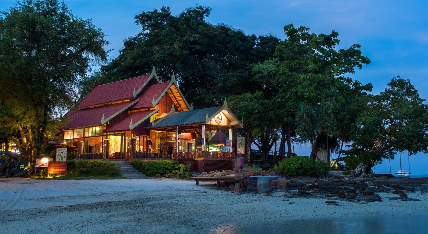 Pavillon du resort au crépuscule — Phi Phi Natural Resort