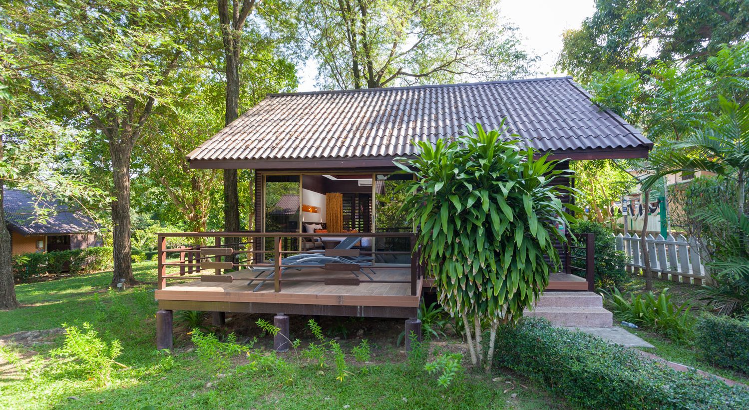 Bungalow en bois avec terrasse — Phi Phi Natural Resort