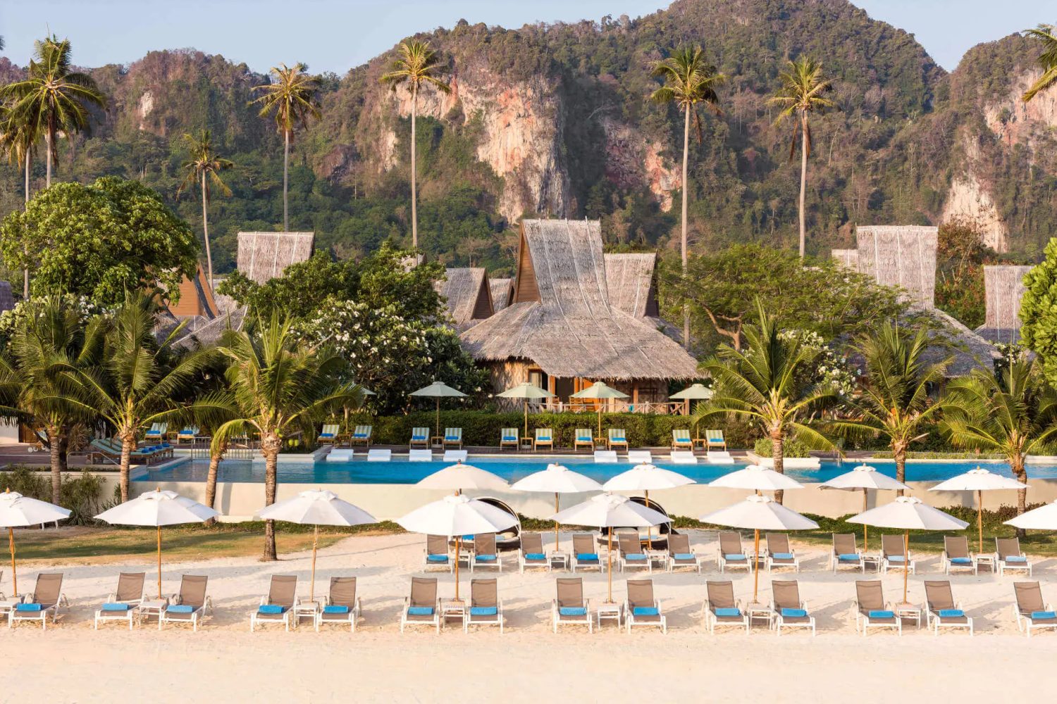 La piscine et la plage au pied des falaises calcaires — SAii Phi Phi Island Village