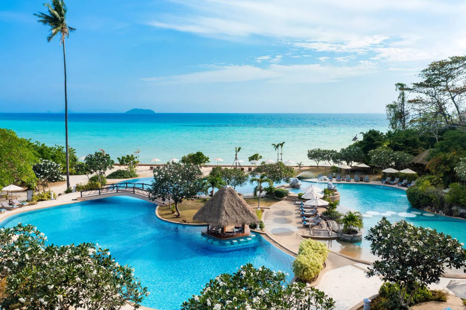 La piscine et la vue sur l’île, vues d’en haut — SAii Phi Phi Island Village