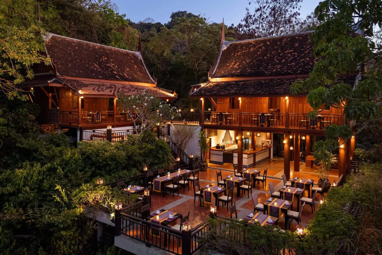 Maisons de style thaï et restaurant de nuit — SAii Phi Phi Island Village