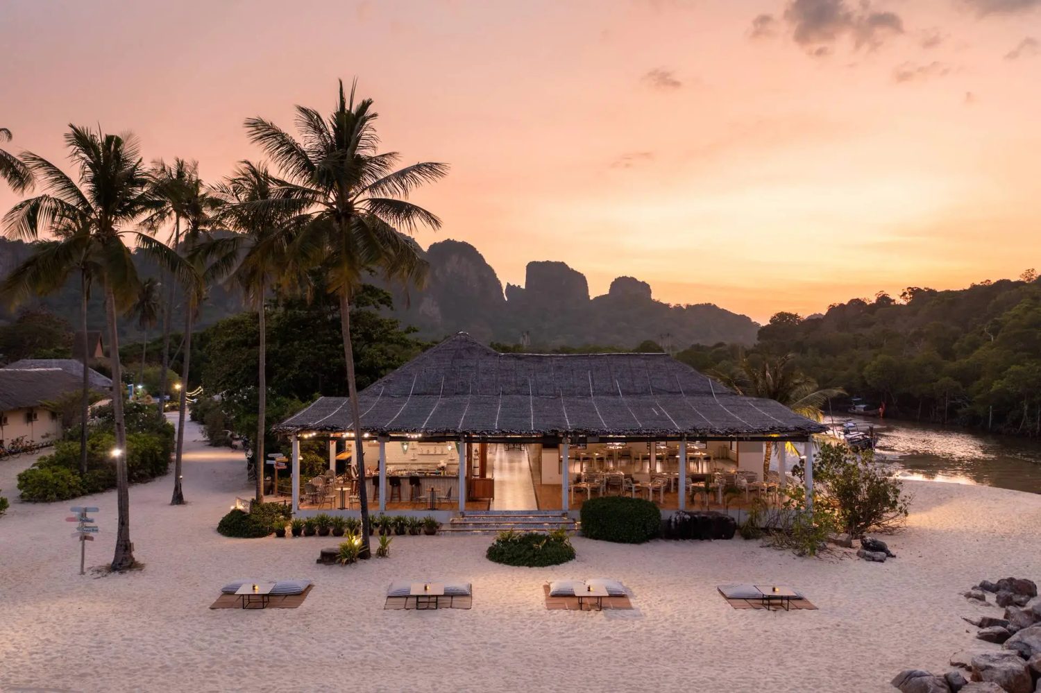 Pavillon de plage au coucher du soleil — SAii Phi Phi Island Village