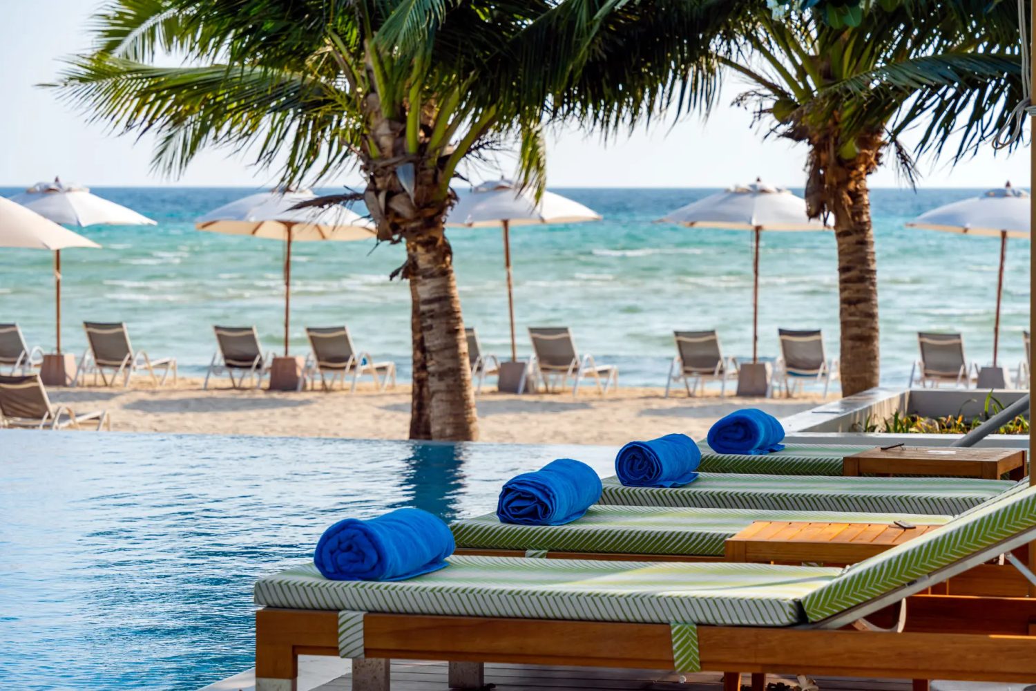 Piscine à débordement et transats — SAii Phi Phi Island Village