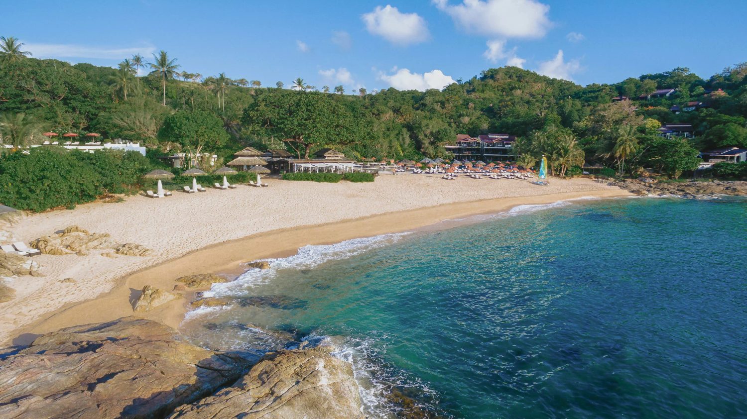 Strand und Bucht, vom Hang aus gesehen — Garrya Tongsai Bay Samui