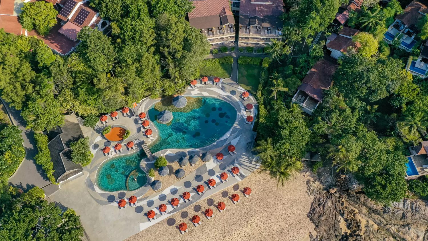 Pools und Strand von oben — Garrya Tongsai Bay Samui