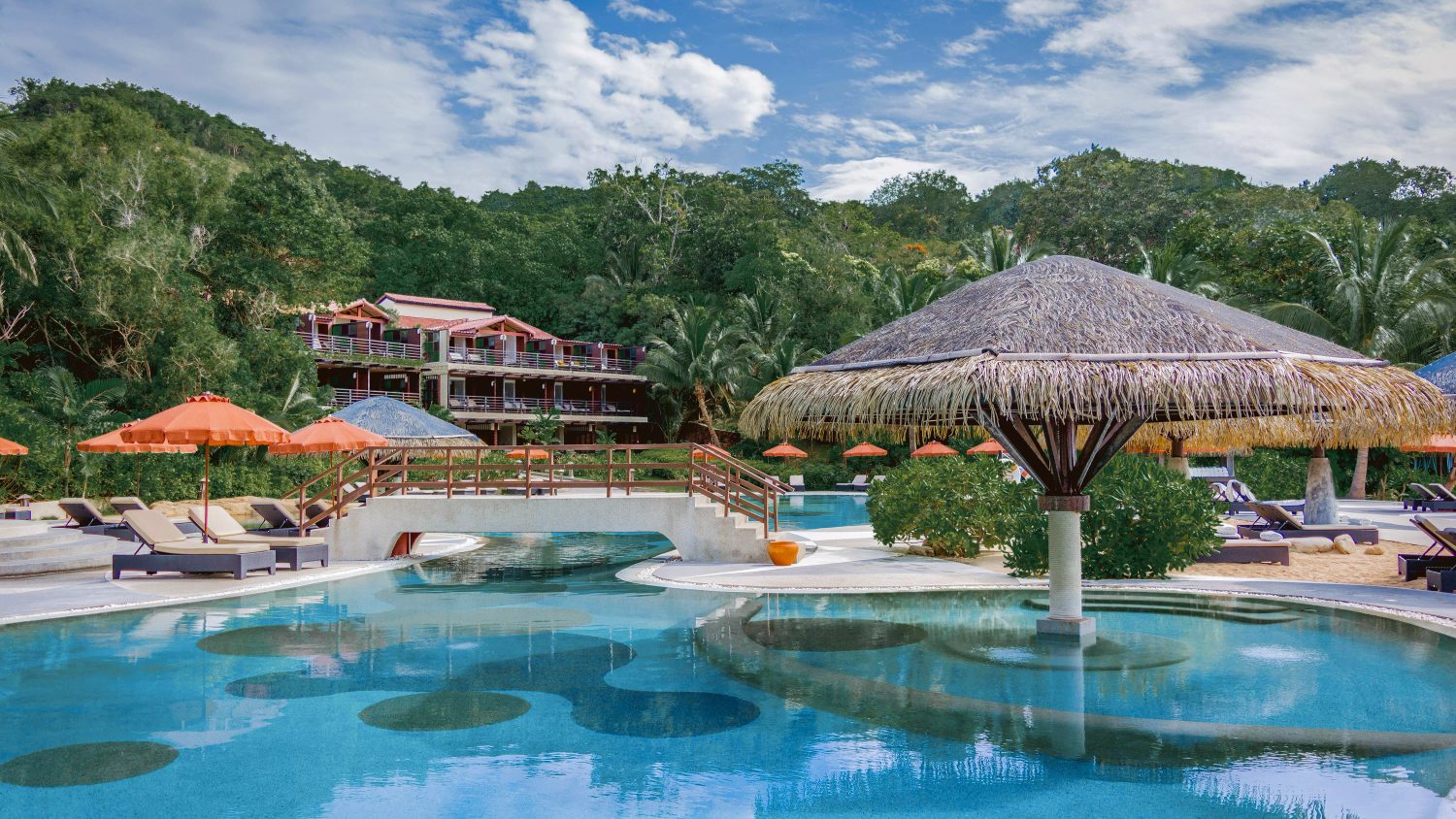 Der Hauptpool mit seinem strohgedeckten Pavillon — Garrya Tongsai Bay Samui