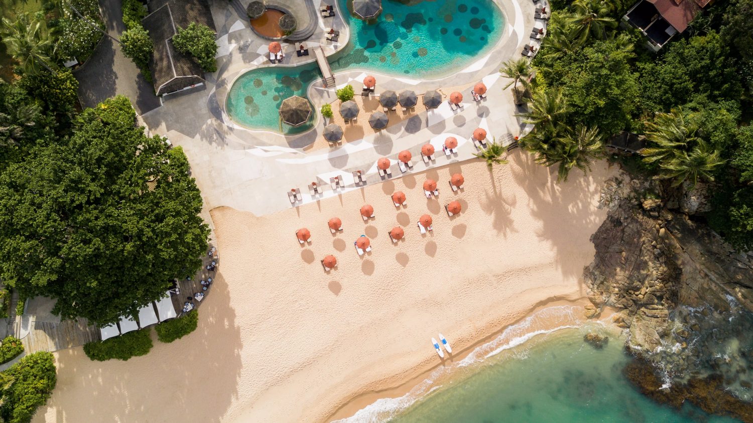 Die Bucht und ihr Strand von oben — Garrya Tongsai Bay Samui