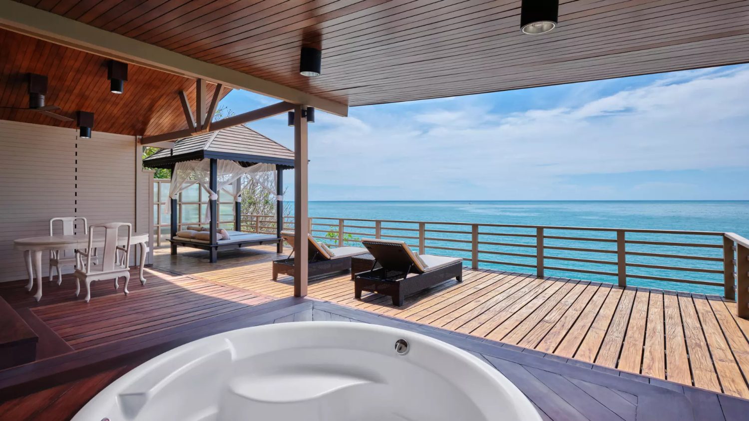 Terrasse mit Meerblick und Badewanne — Garrya Tongsai Bay Samui