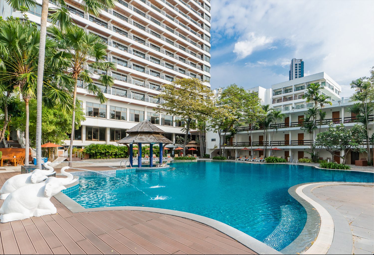 Der Pool und der Hotelturm — Cosy Beach Hotel