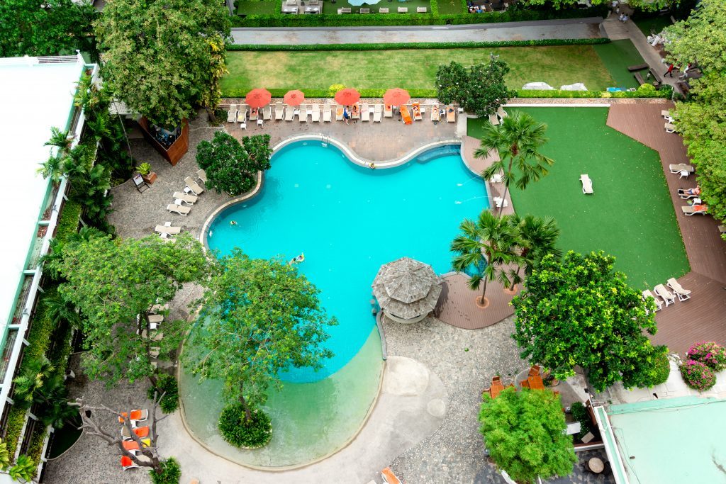 Der Pool und der Garten von oben — Cosy Beach Hotel