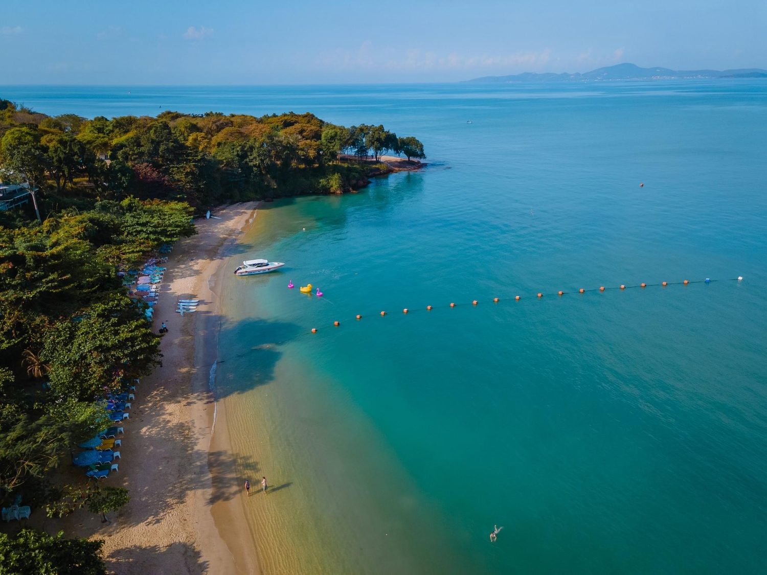 Strand und Bucht von oben — Cosy Beach Hotel