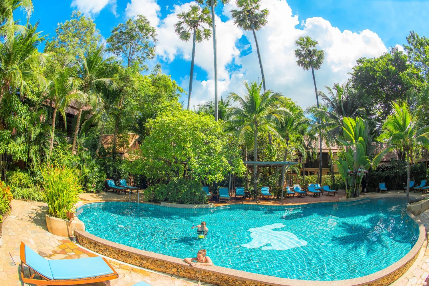 Der Pool zwischen Palmen — Rabbit Resort Pattaya