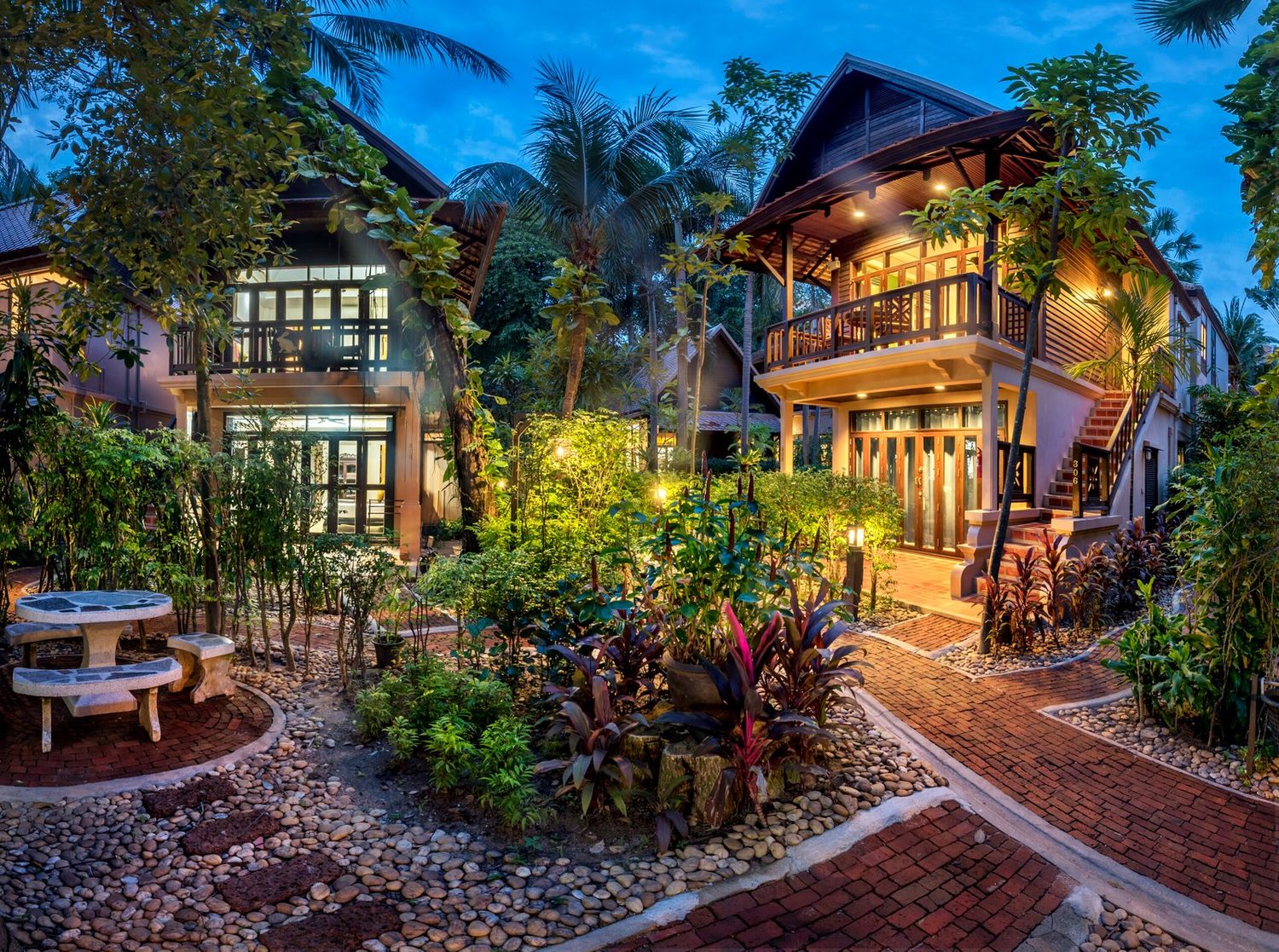 Garten und Pavillons bei Nacht — Rabbit Resort Pattaya