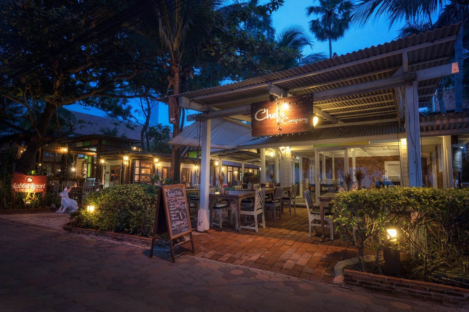 Restaurantterrasse in der Dämmerung — Rabbit Resort Pattaya