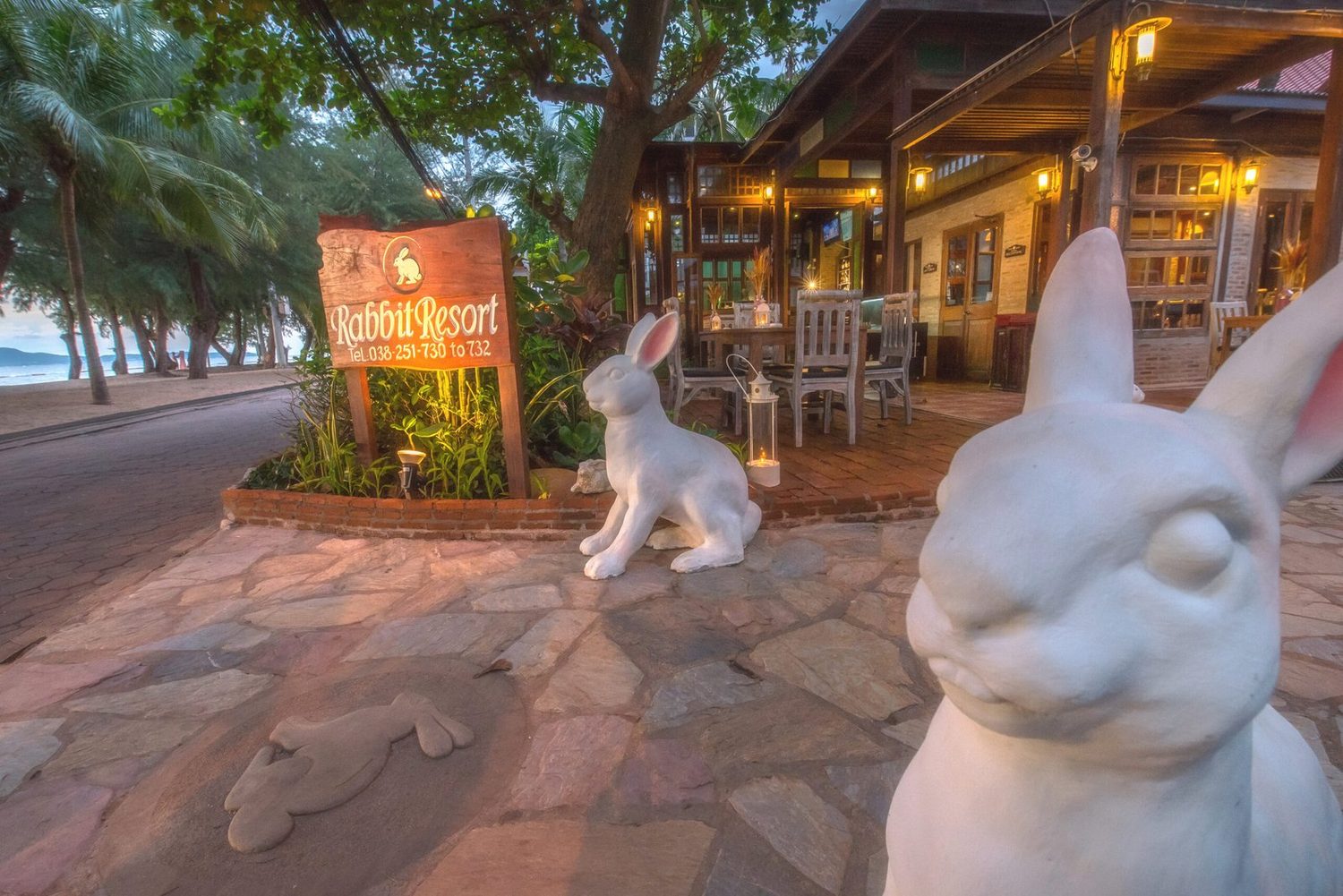 Eingang mit den Hasenstatuen des Resorts — Rabbit Resort Pattaya