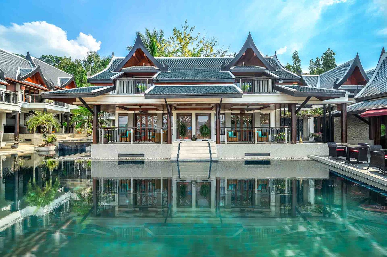 Pool und Pavillons im Thai-Stil — Baan Yin Dee Boutique Resort