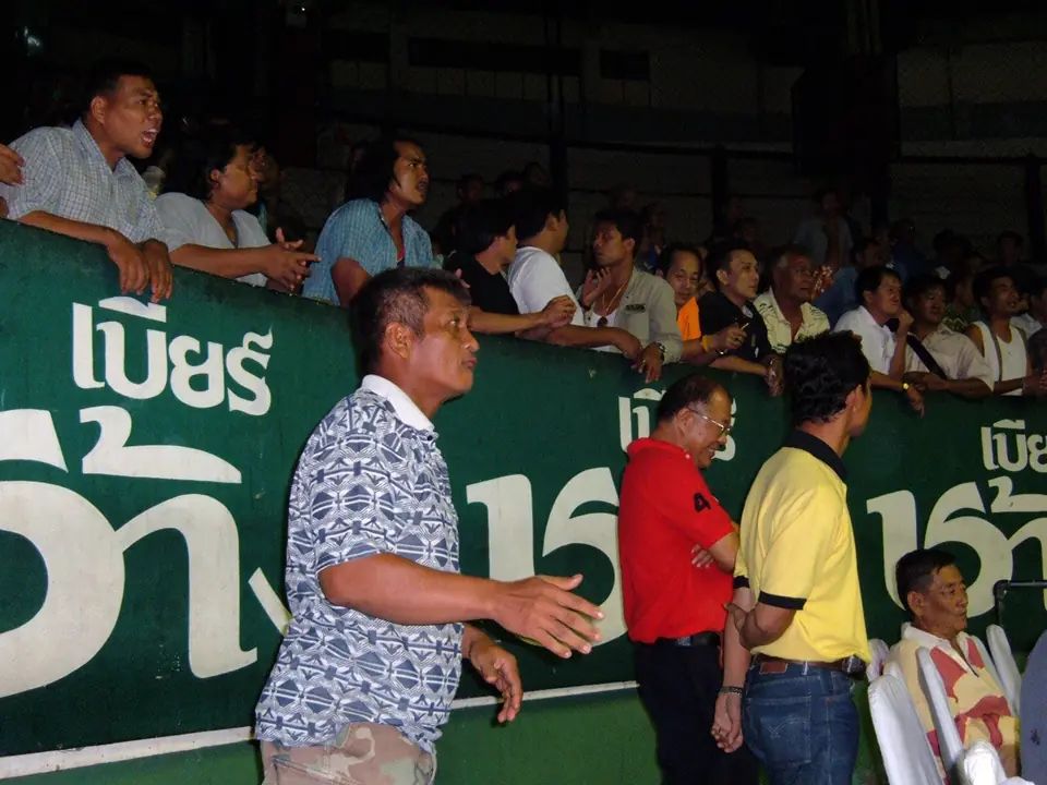 Thai punters at the edge of the ring, Rajadamnern