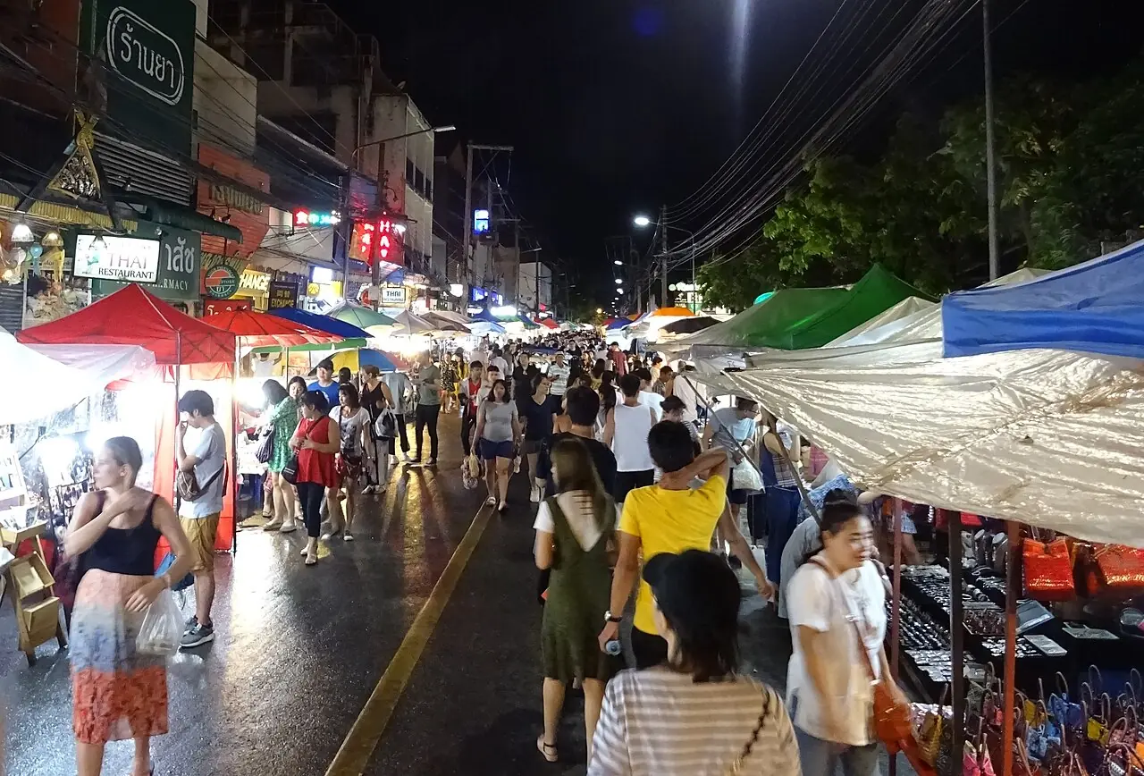 Money in Thailand: how to avoid bank fees and pick the right card (Sunday Night Market, Chiang Mai)