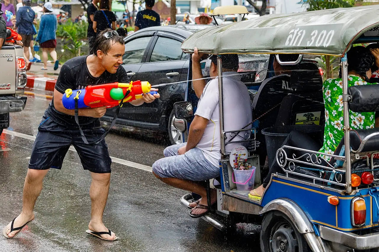 Songkran en Thaïlande : dates, traditions et où fêter le Nouvel An thaï (Songkran water fight in Chiang Mai)
