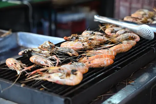 Grosses crevettes géantes d’eau douce grillées au feu de bois