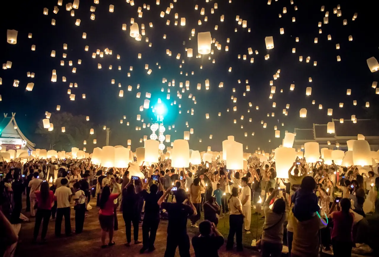 Loy Krathong und Yi Peng 2026: Datum, Laternen und wo Sie das Lichterfest feiern (Yi Peng sky lanterns, Chiang Mai)