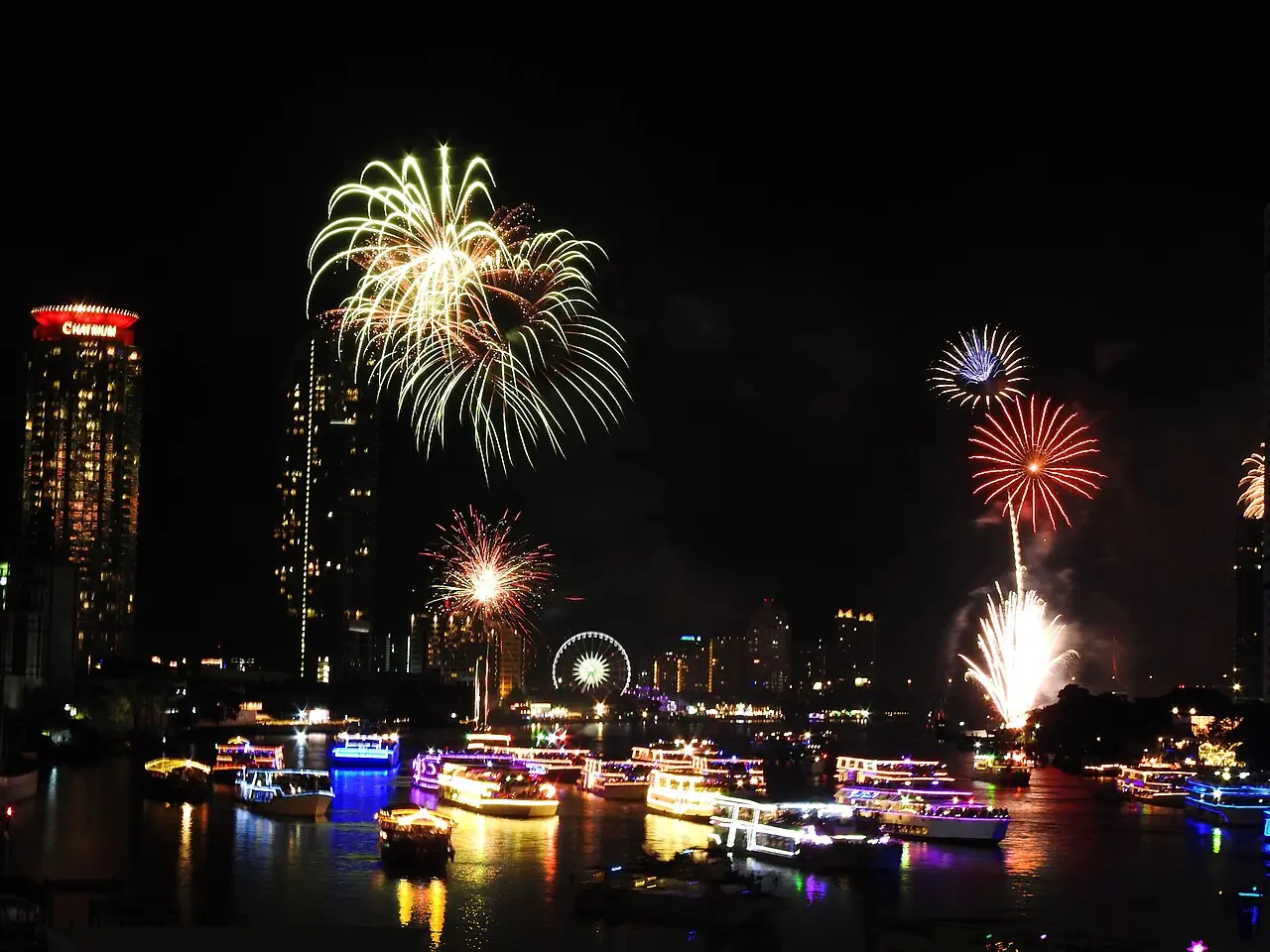 Bangkok, wo an Silvester Feuerwerk über dem Chao Phraya leuchtet