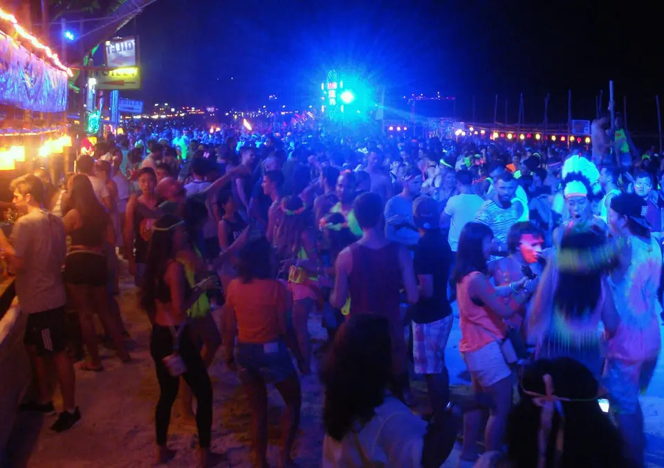 Full Moon Party crowd on Haad Rin