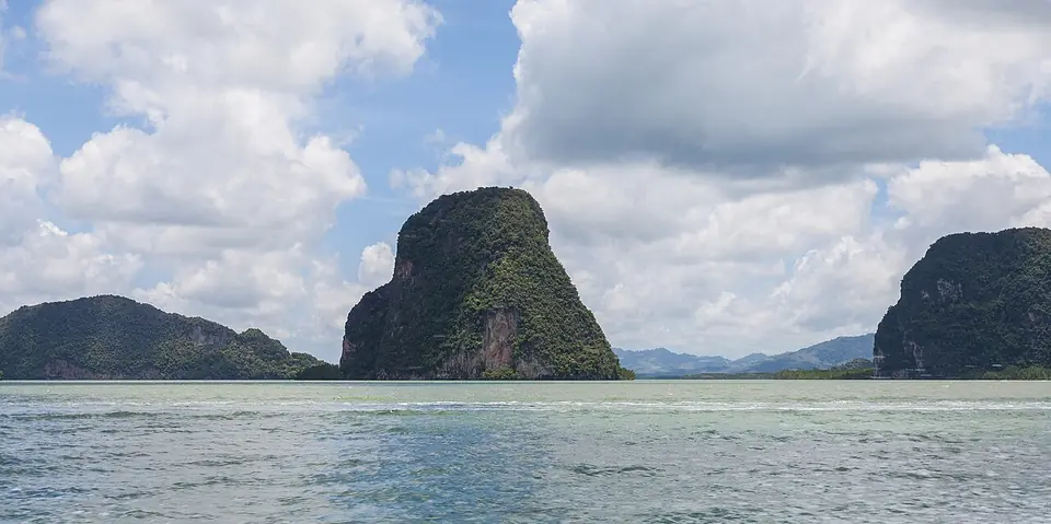Koh Panyee, the stilt village below the cliffs