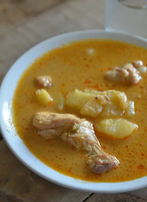 Mildes gelbes Garnelencurry mit Ananasstücken