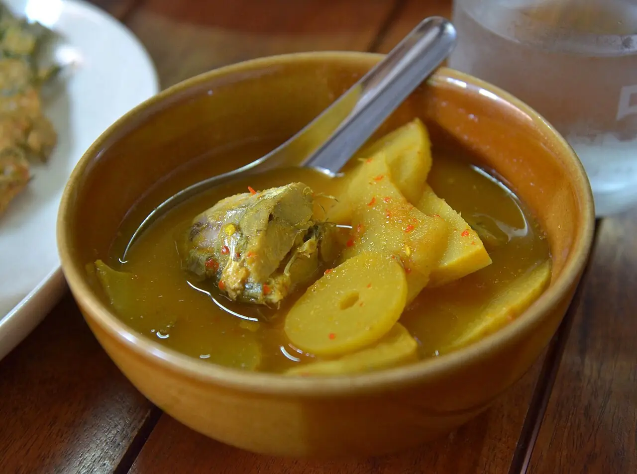 Mildes gelbes Garnelencurry mit Ananasstücken – Koh Lipe