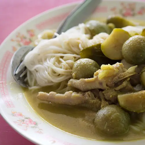 Kanom Jeen au curry de crabe jaune doux