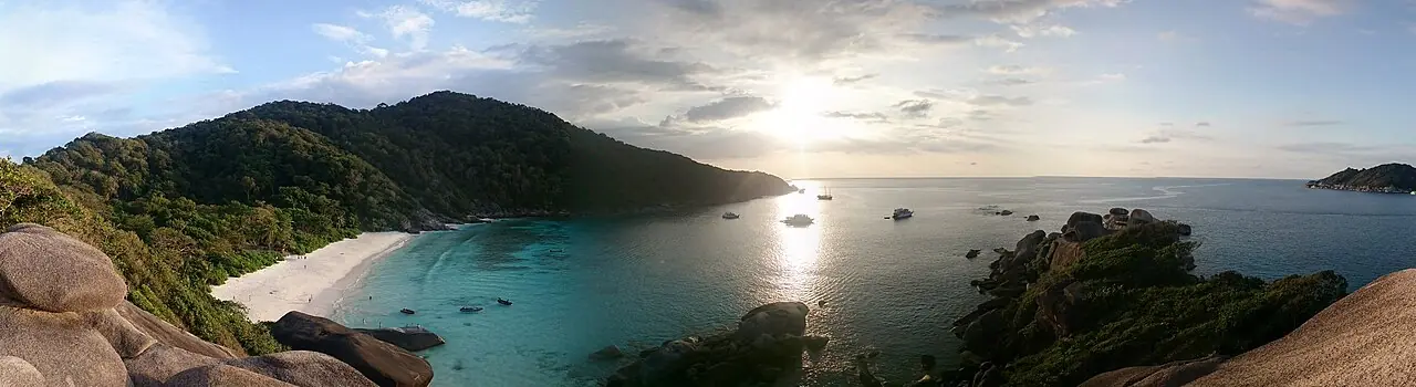 Similan Inseln: Wann, wie hin, tauchen oder schnorcheln? (Panorama of Koh Similan from Sail Rock)
