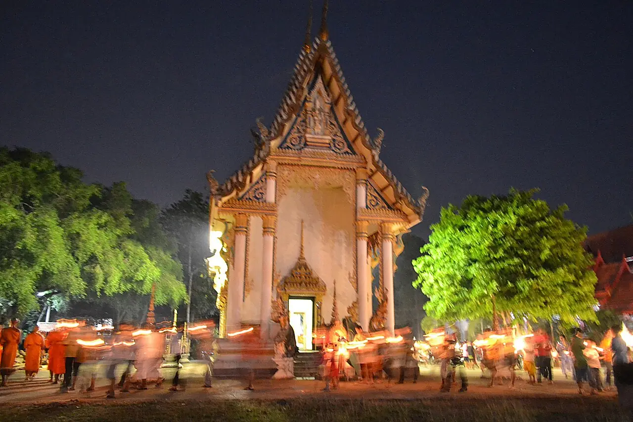 Tempelruinen in Ayutthaya, eine schöne Kulisse für buddhistische Prozessionen