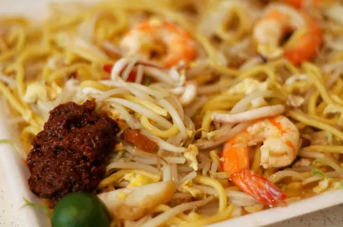 Mee Hokkien (épaisses nouilles sautées au porc et fruits de mer)