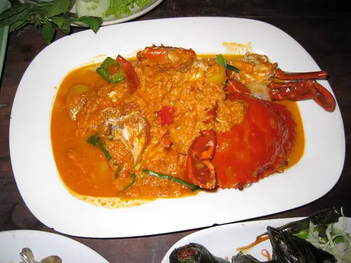 Crab in yellow curry (pu pad pong karee)